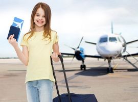 Trẻ em đi máy bay không cùng bố mẹ – Được hay không